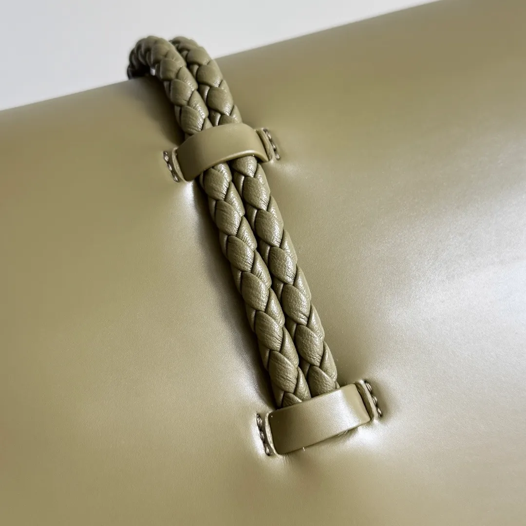 Batch 1680 Inspired by the 1970s, the Bottega Veneta women's logo shoulder bag has a smooth leather surface that brings a clean and handsome feel, just like the neatness and tenacity of a working woman. The front buckle is made of high-quality hardware pendant, the overall retro elegance, and the excellent leather feels soft. This Bottega Veneta series can be described as beautiful, weakening the complexity of the outfit, not competing for it, and only using the best quality to interpret itself. Style number: 806034 (large size) Size: 30*20*8cm